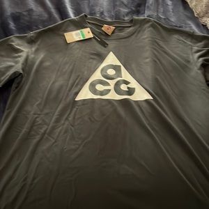 ACG NIKE SHORT SLEVE SHIRT.